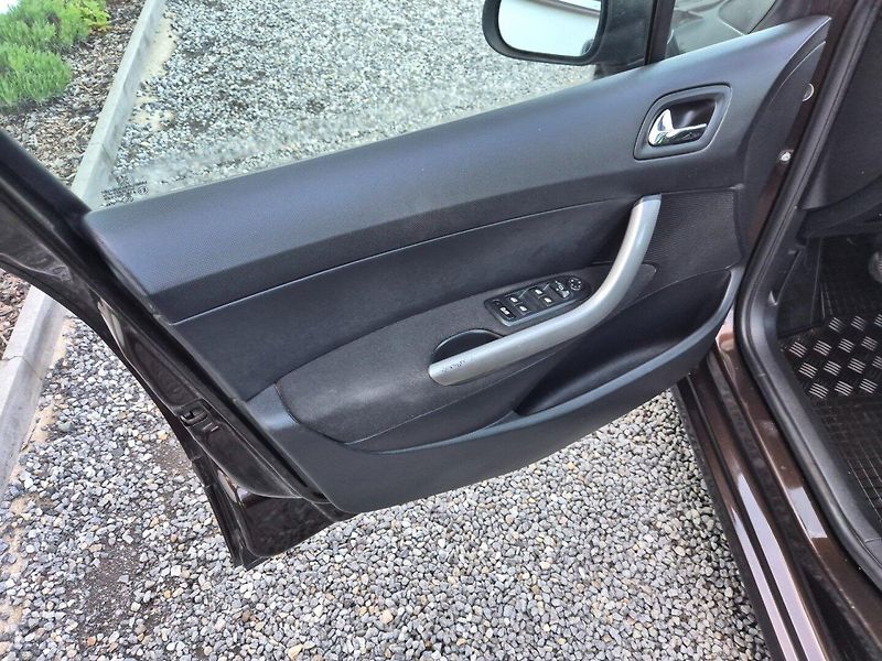 Peugeot 308 (2013) 1.6HDi Xenony , TZ , Nová STK - fotka 18 z 32