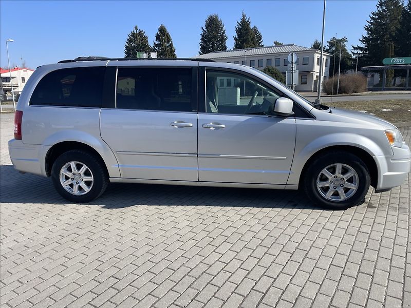 Chrysler Town & Country 3,8 i V6 RT LPG Automat 7míst - fotka 5 z 34