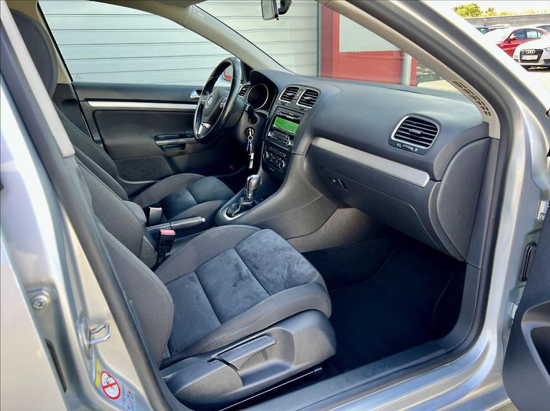 Volkswagen Golf 1,6 TDI  HIGHLINE*DSG*ZÁRUKA - fotka 22 z 40