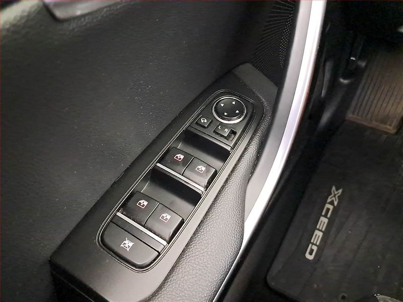 Kia XCeed (2023) TOP 1.5 T-GDI - fotka 16 z 18