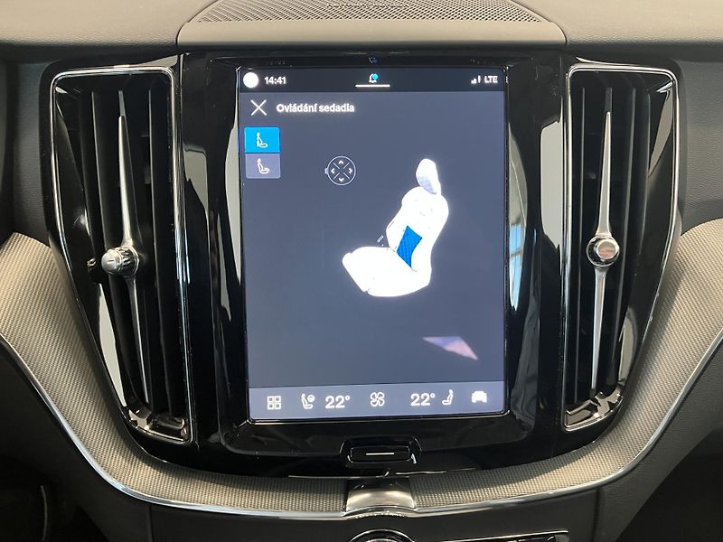 Volvo XC60 B5 AWD Plus Dark-REZERVACE - fotka 39 z 46