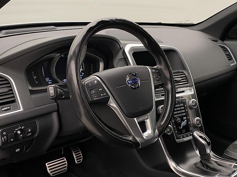 Volvo XC60 D4 AWD MOMENTUM AUT  - fotka 18 z 48