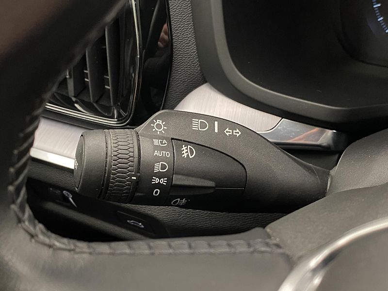 Volvo V60 D3 MOMENTUM AUT REZERVACE - fotka 21 z 39