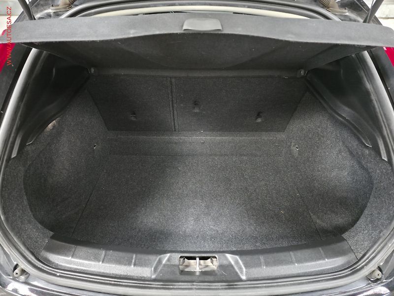 Volvo V40 (2015) 2.0d, Xenon, AC - fotka 7 z 16
