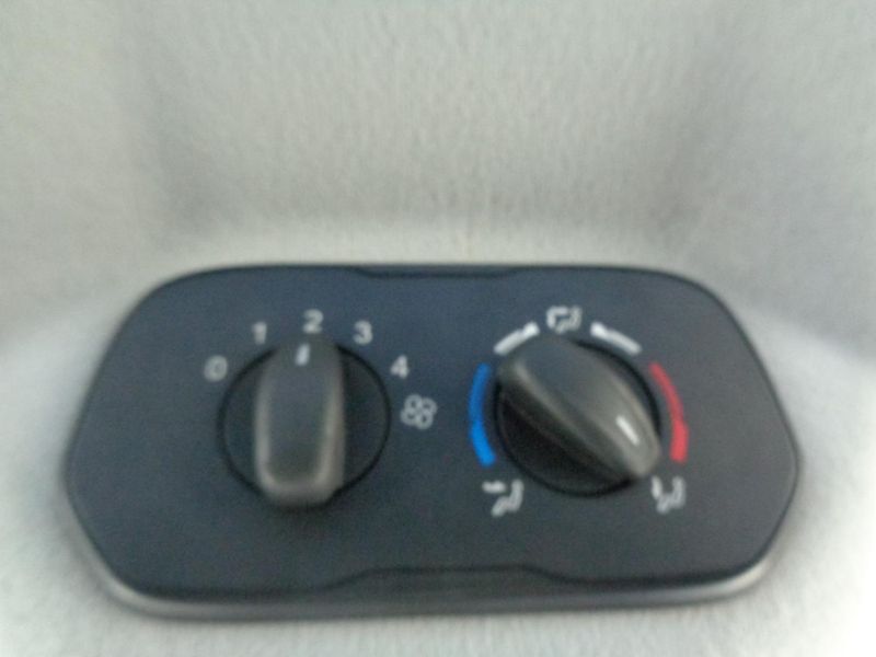 Ford Transit Custom 2,0 TDCI  L1H1 8MÍST BUS KLIMA - fotka 40 z 41