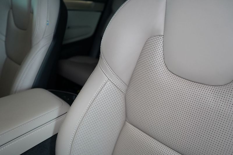 Volvo XC90 B5 AWD PLUS Dark, Vzduch, 360° - fotka 21 z 47