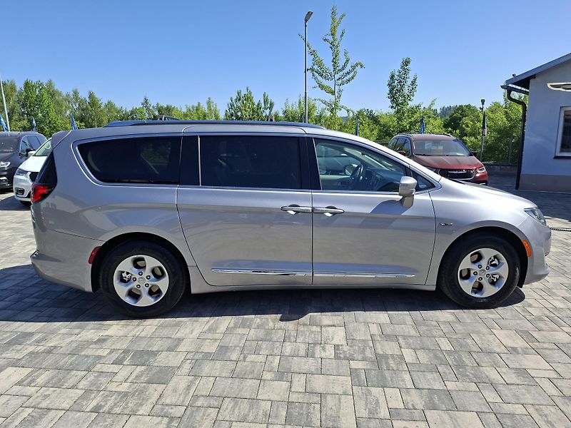 Chrysler Pacifica (2018) 3,6L Hybrid, krásný stav  - fotka 8 z 45