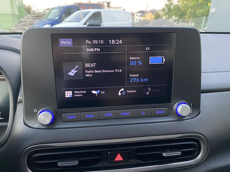 Hyundai Kona ELECTRIC 100kW- VÝHŘEV SEDAČEK - fotka 19 z 43