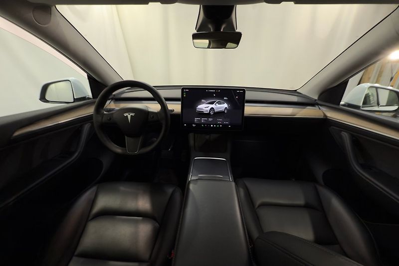Tesla Model Y Long Range AWD Tažné - fotka 13 z 23