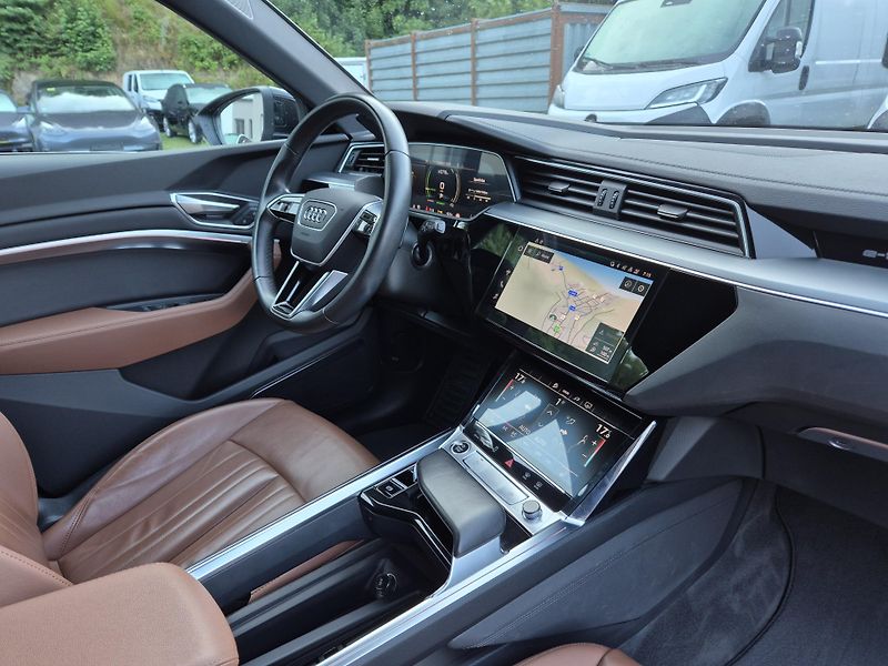 Audi e-tron 55 QUATTRO 300kw S LINE SOH92% - fotka 38 z 44