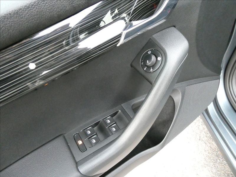 Škoda Octavia 2,0 TDi 110kW DSG STYLE, ČR - fotka 32 z 39