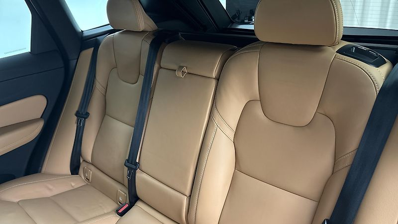Volvo XC60 2.0 B5 AUT AWD Inscription - fotka 16 z 31