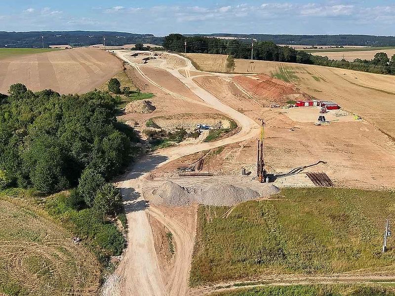 Stavba dálnice D11 Jaroměř - Trutnov v srpnu 2026.