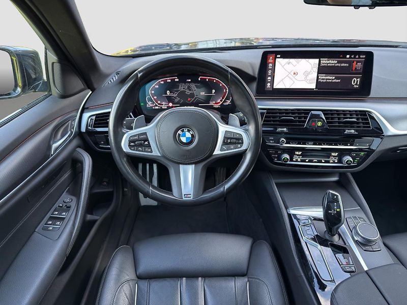 BMW Řada 5 530d xDrive Touring - fotka 10 z 22