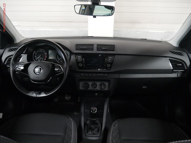 Škoda Fabia (2022) 1.0 TSi, ČR, Ambition, zámek - fotka 8 z 19