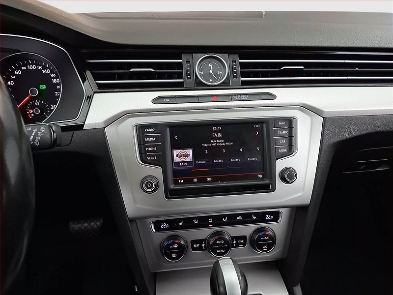 Volkswagen Passat (2015) 2.0 TDI, Automat, Navi - fotka 12 z 19