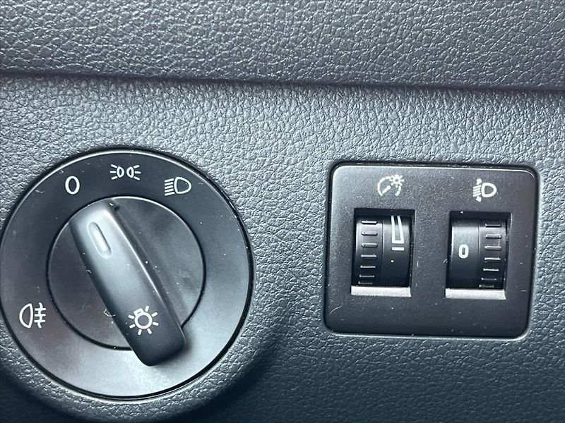 Volkswagen Caddy 2,0 TDi 75kW skříň - fotka 17 z 20
