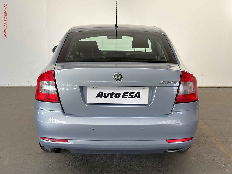 Škoda Octavia (2010) 1.6i, AC, výhřev sed - fotka 5 z 14