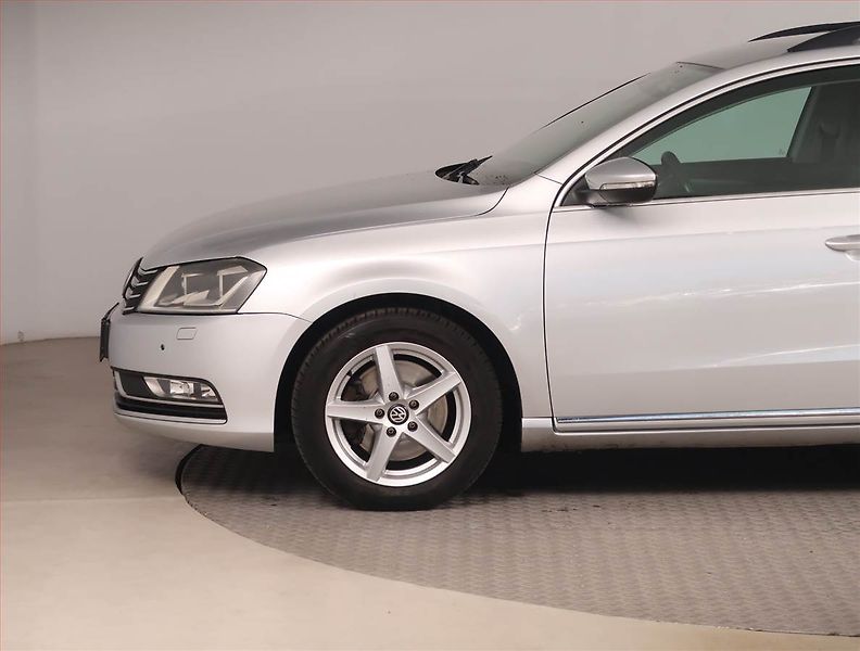 Volkswagen Passat (2013) 2.0 TDI, Automat, Navi, Xenony - fotka 15 z 17