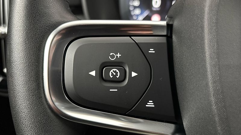Volvo XC40 2.0 T3 AUT Momentum Pro - fotka 14 z 28