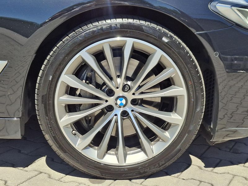 BMW Řada 5 540d xDrive Touring M-Sport - fotka 6 z 16