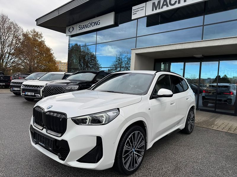 BMW iX1 xDrive 30 - fotka 5 z 22