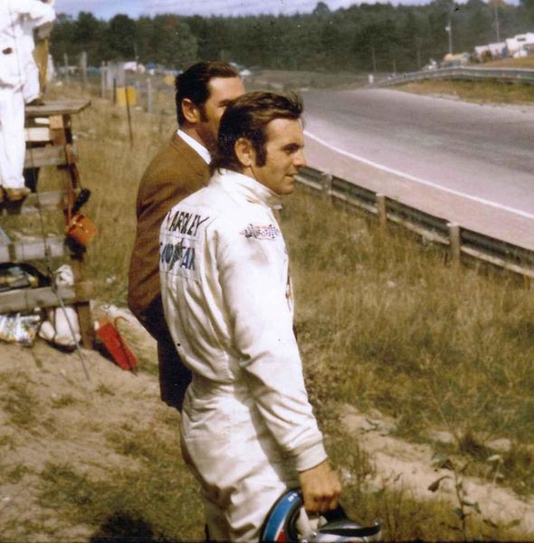 Americký jezdec F1 Peter Revson v konpitu při závodu v Nüburgringu 1973. Před padesáti lety se mu stala osudnou havárie při testech v Jižní Africe.