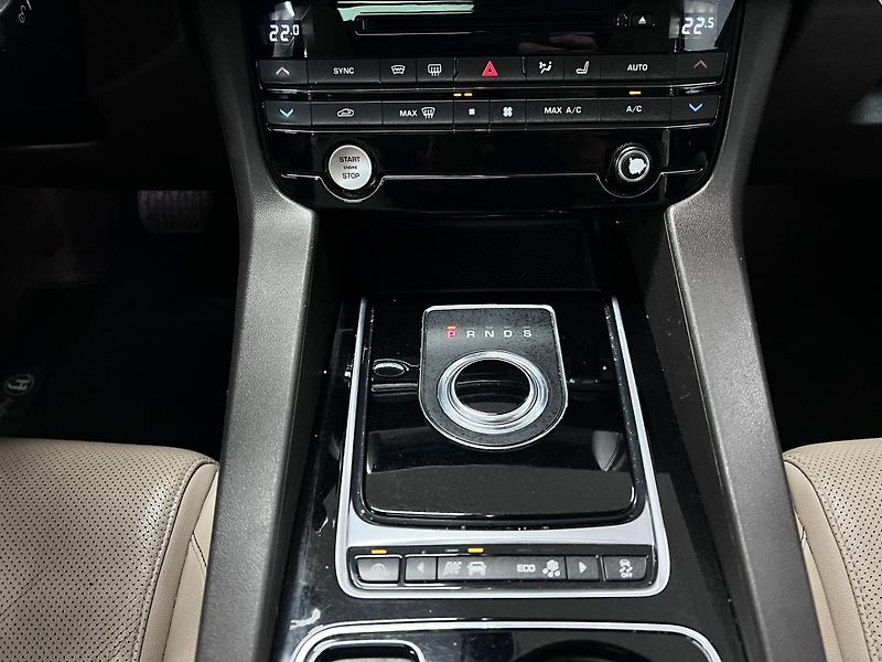 Jaguar F-Pace 2.0 D, Automat, 4x4, Na Opravu - fotka 15 z 24