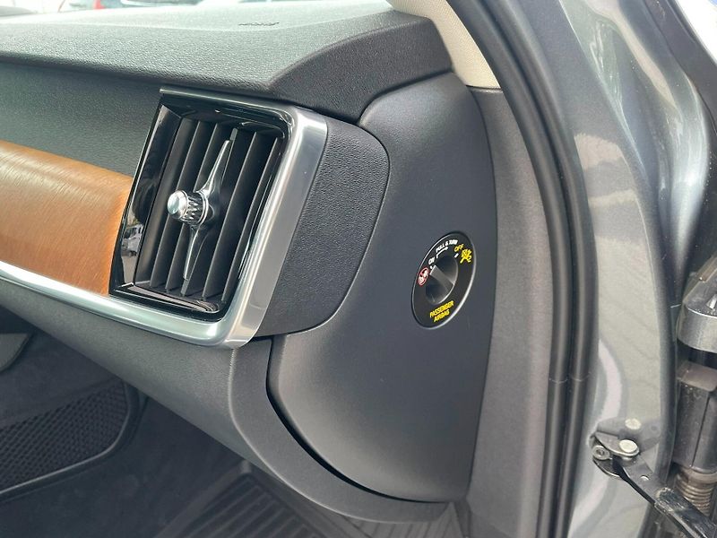 Volvo V90 (2018) D4, 140kW, Momentum - fotka 23 z 28