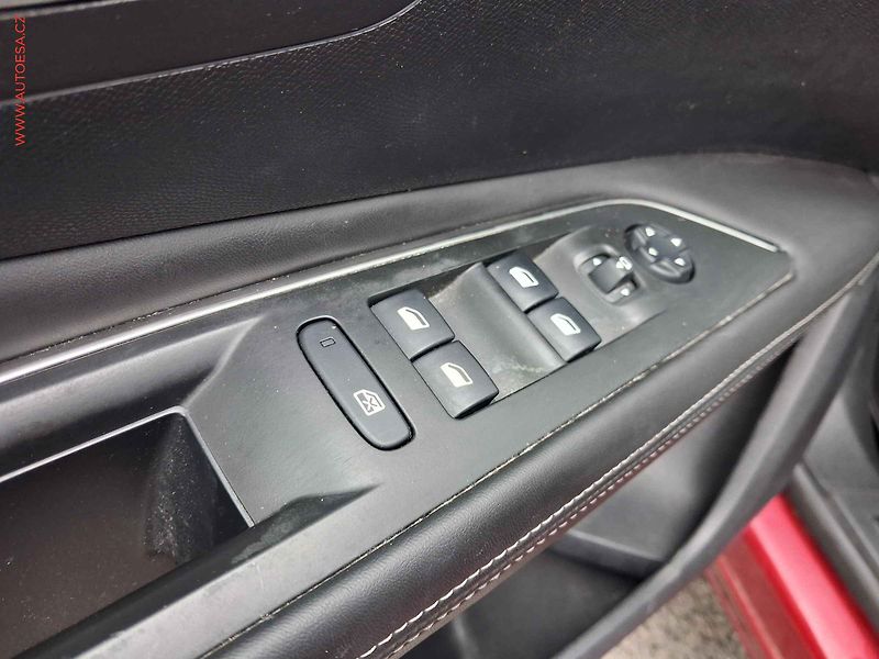 Peugeot 3008 (2018) 1.2 PT, Allure, navi, kamera - fotka 13 z 17