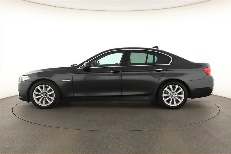 BMW Řada 5 (2013) 520d xDrive, 4X4, Automat, ČR - fotka 3 z 20