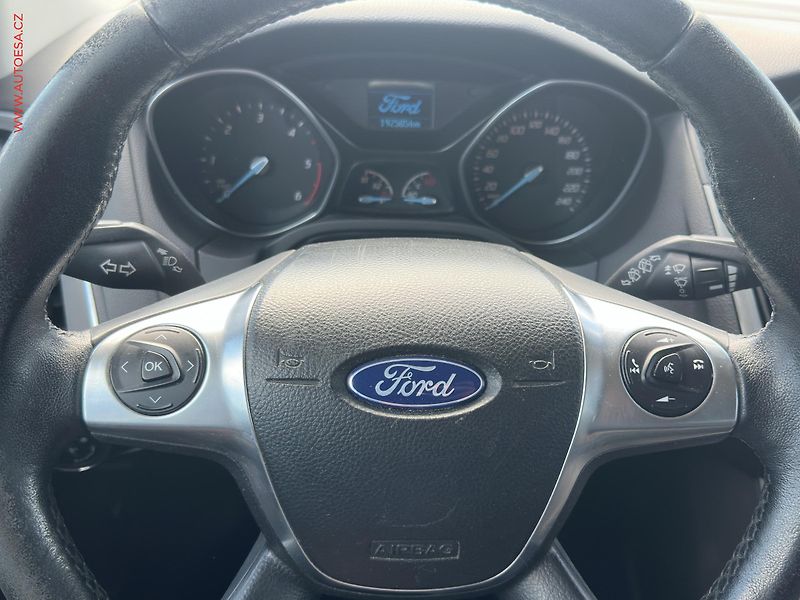 Ford Focus (2014) 1.6 TDCi, AC, výhřev sed - fotka 12 z 18