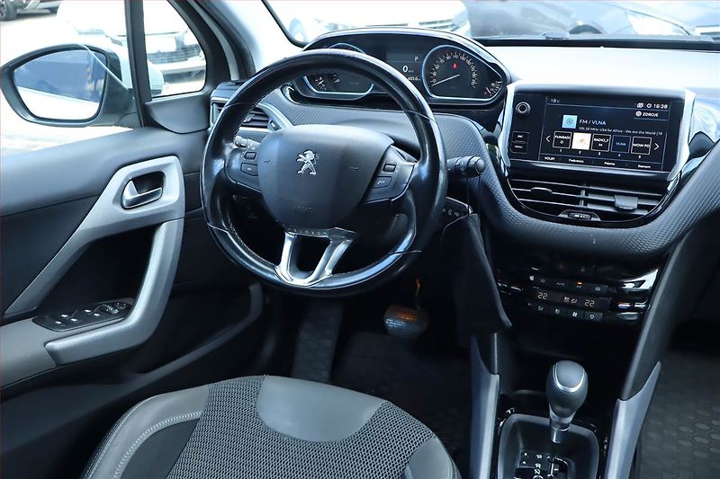 Peugeot 2008 (2018) 1.2 PureTech, Automat - fotka 7 z 25
