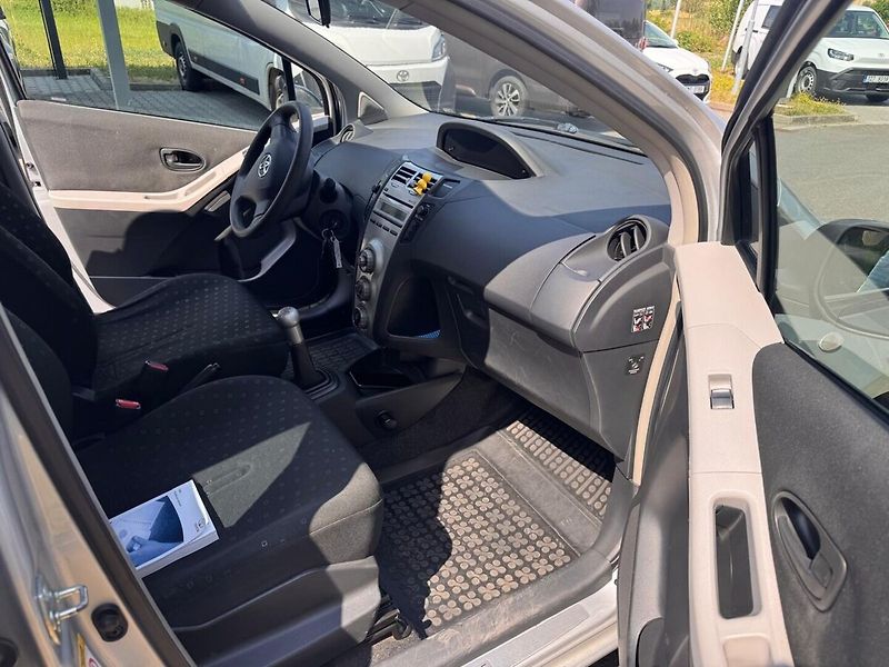 Toyota Yaris 1.3 - fotka 12 z 13