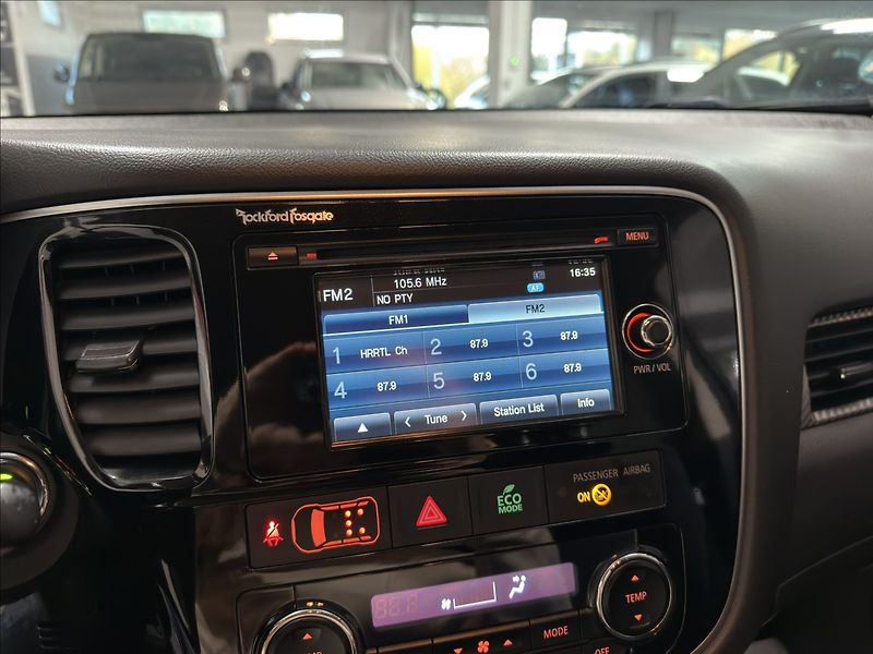 Mitsubishi Outlander 2,3   DI-D 4X4 7MÍST SPORT TZ - fotka 14 z 39