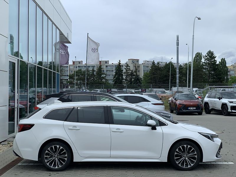Toyota Corolla TS STYLE 1.8 HEV 103kW e-CVT - fotka 10 z 29