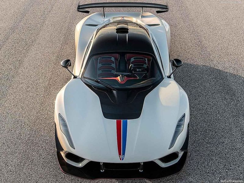Hennessey Venom F5 Revolution je určený na závodní okruhy a pohání ho motor V8 “Fury” o objemu 6,6 litru.