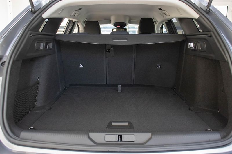 Peugeot 308 SW ALLURE BlueHDi 130 EAT8 - fotka 7 z 16