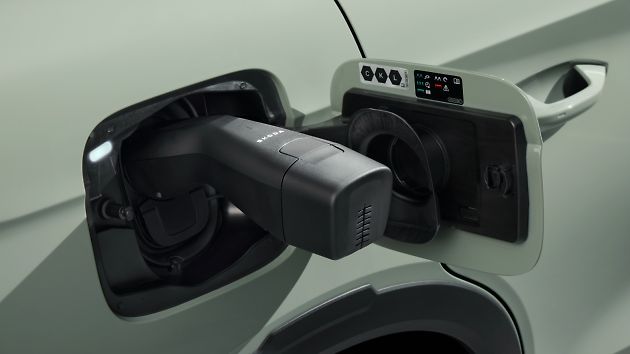 Napájení spotřebičů přes elektromobil je praktické, zároveň ale ubírá energii z hlavní baterie. Při delším používání výkonnějších zařízení je proto potřeba počítat s dopadem na zbývající dojezd., zdroj: Se svolením Škoda.