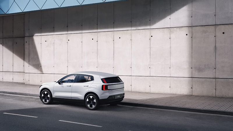 Volvo EX30 (2026) P5 LONG RANGE ELETRIC PLUS - fotka 2 z 13