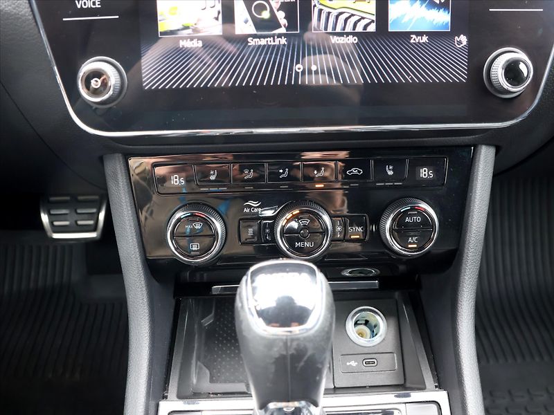Škoda Superb 2,0 TDI DSG L&K DPH CZ - fotka 24 z 34