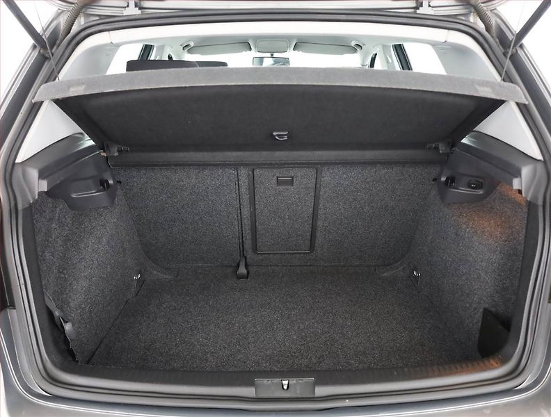 Volkswagen Golf (2005) 1.6, nová STK, v dobrém stavu - fotka 11 z 12