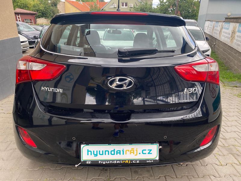 Hyundai i30 1.6-NÍZKÉ KM-1.maj-facelift - fotka 7 z 18