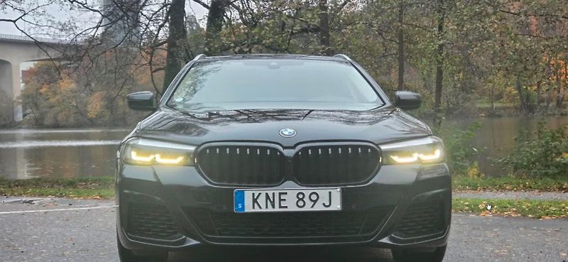 BMW Řada 5 530e xDrive Bílý interiér Taž. - fotka 4 z 25