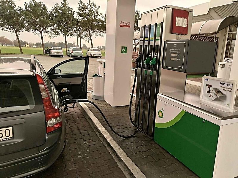 Při pravidelném dojíždění se do výdajů za palivo promítne nižší spotřeba i výběr levnější čerpací stanice.