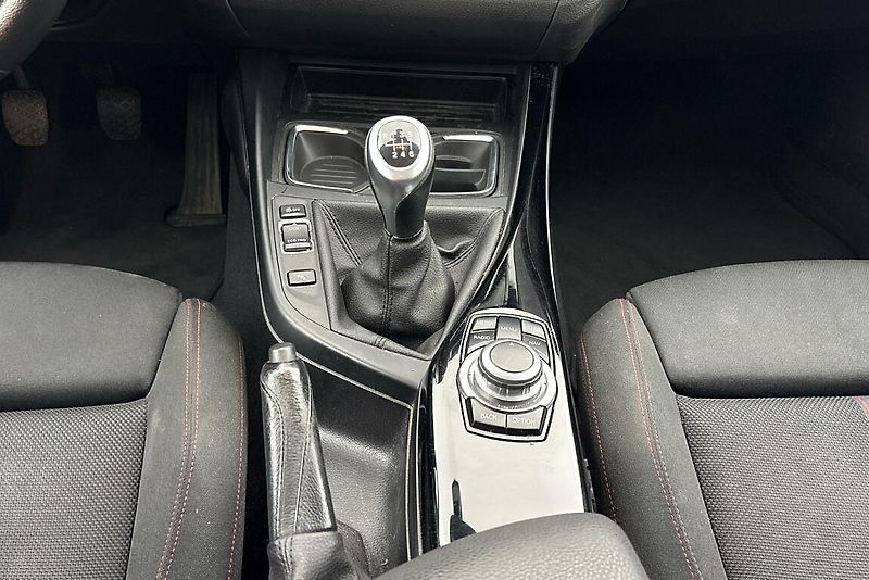 BMW Řada 1 118d xDrive - fotka 9 z 13