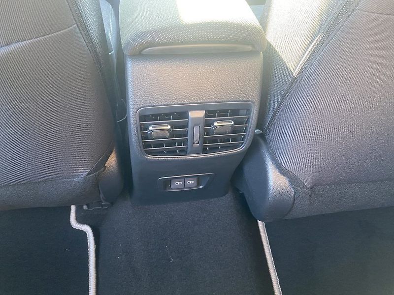 Toyota Corolla 1.8 Hybrid CVT Style - fotka 12 z 27