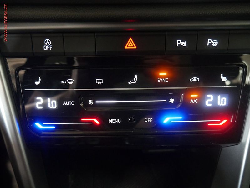 Volkswagen T-Roc (2023) 1.5TSi, 2.maj,ČR, Life, LED - fotka 18 z 25
