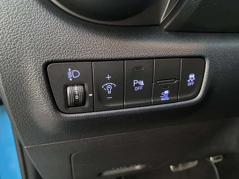 Hyundai Kona ELECTRIC 100kW- VÝHŘEV SEDAČEK - fotka 17 z 43