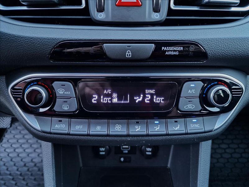 Hyundai i30 1.0 T-Gdi Family Smart Kombi - fotka 32 z 50